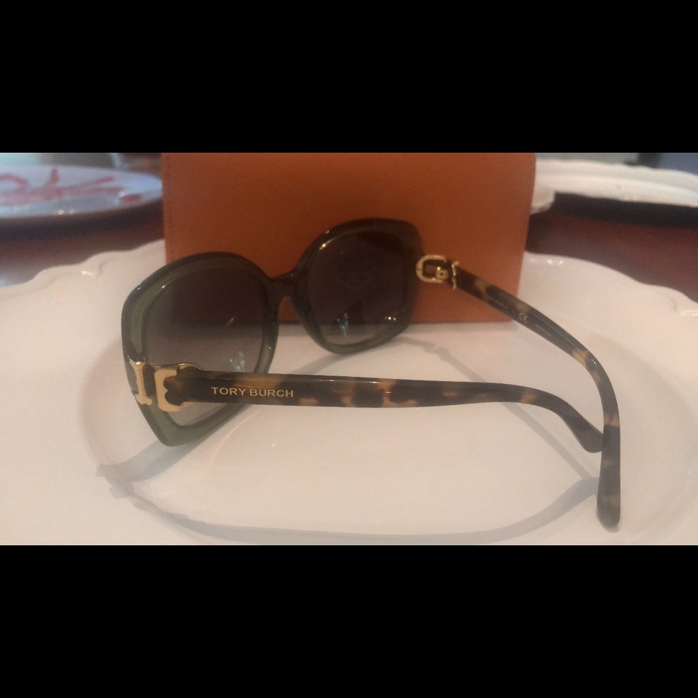 Tory Burch Green Sunglasses 🐆 - Picture 4 of 8
